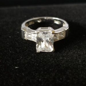 WOMEN'S CUBIC ZIRCONIA RING SIZE 7 💍